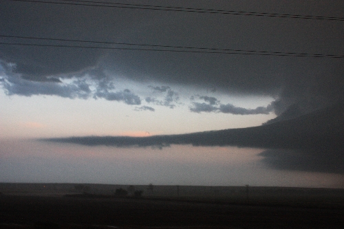 Two details that one sees a bit now and then. A beaver tail-cloud and a vortex (a mini tornado in the clouds), you can see the latter above the beaver tail cloud, a bit to the right of the pink cloud.